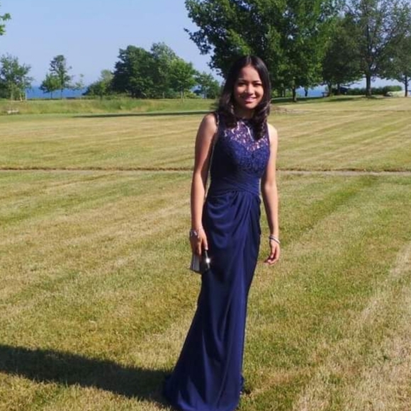 Lovely Navy gown only used one time !It Navy blue colorIt's really a gorgeous!! - Picture 12 of 12
